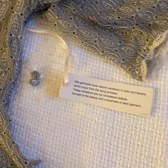 Gorgeous semi sheer top with lace detail - Picture 7 of 10